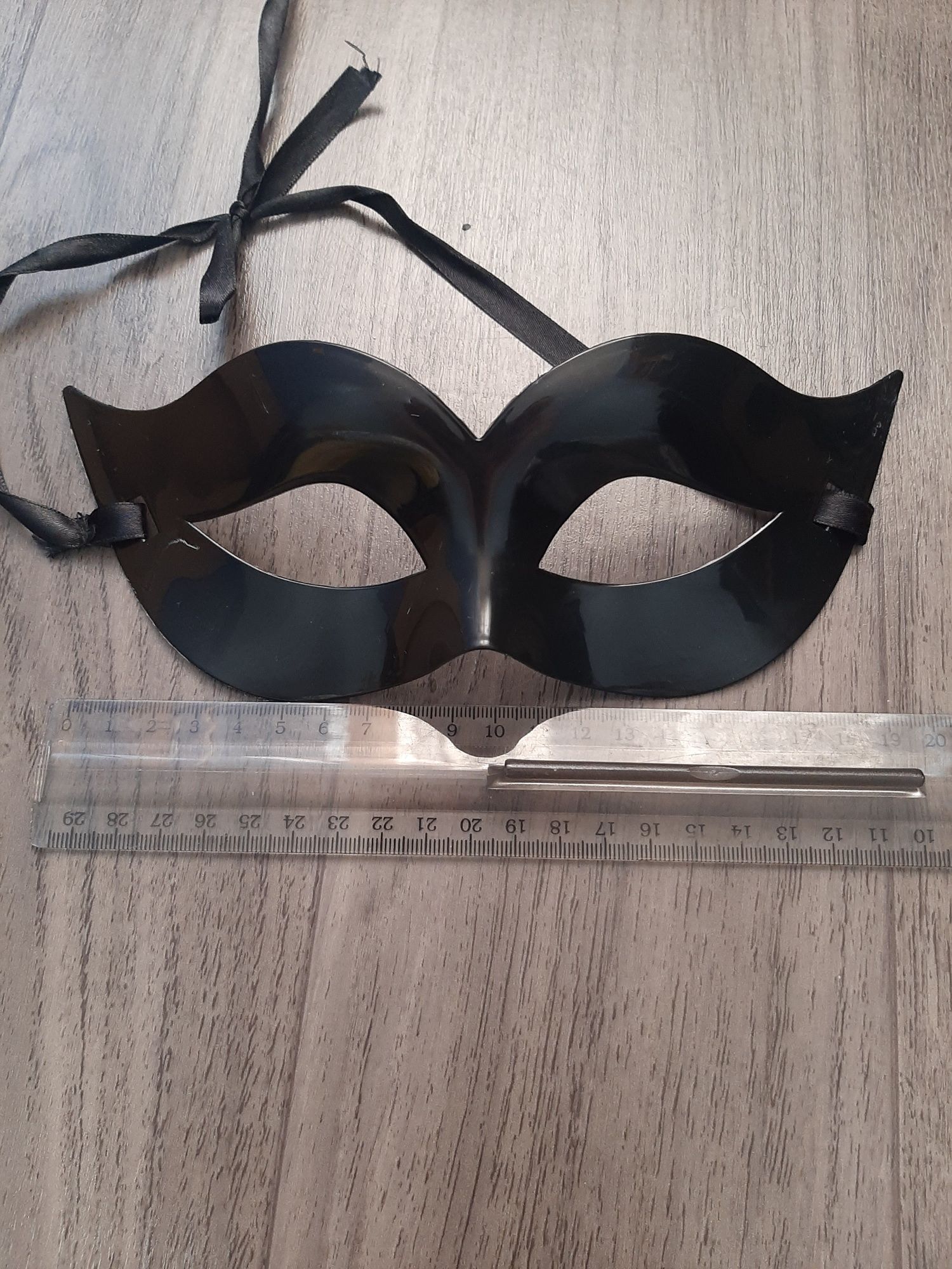 Карнавальна чорна маска