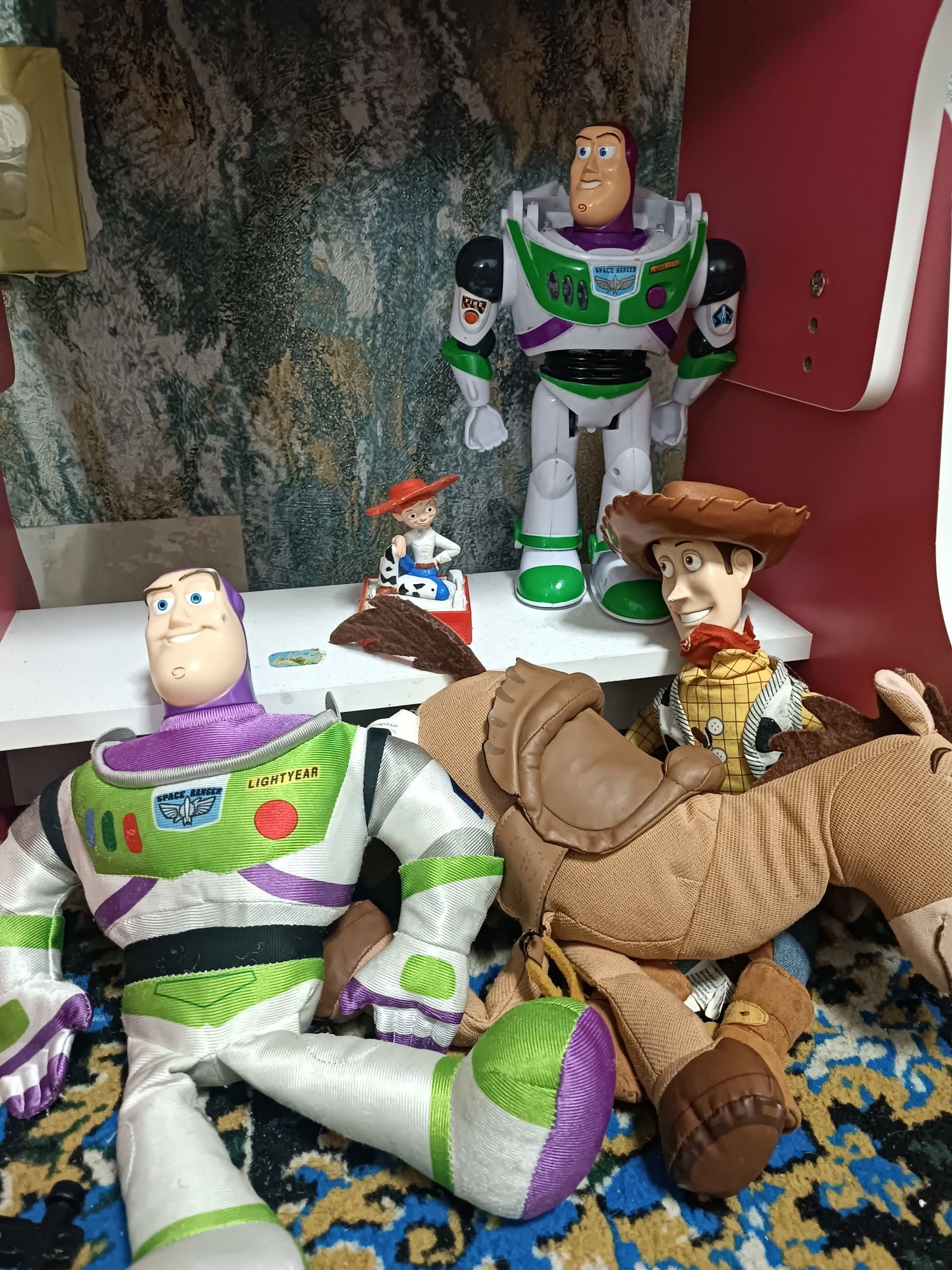 История игрушек pixar, баз лайтер, шериф Вуди, буслай яблочко