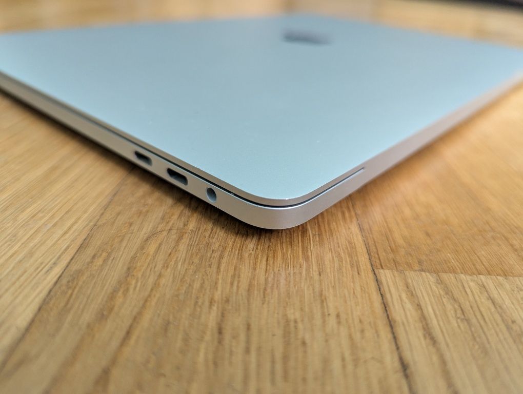 MacBook Pro 2019, 15", i9 (8 ядер), 16/1 ТБ, як новий.