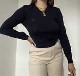 granatowy sweter w serek