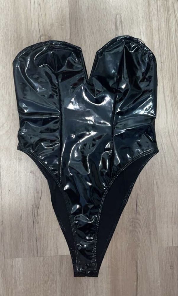 Body de “couro” preto
