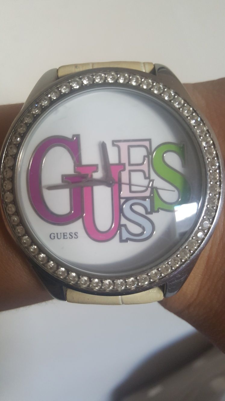 Relógio de marca Guess