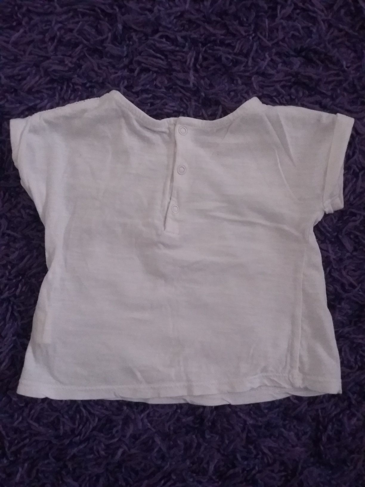Biała koszulka z ażurową dekoracją rozmiar 74