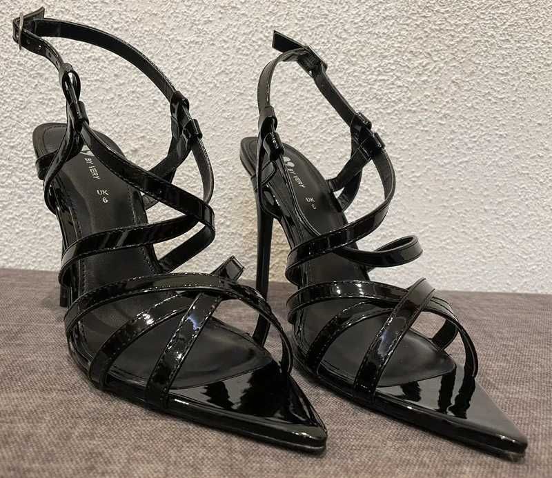 czarne, lakierowane sandały na szpilce