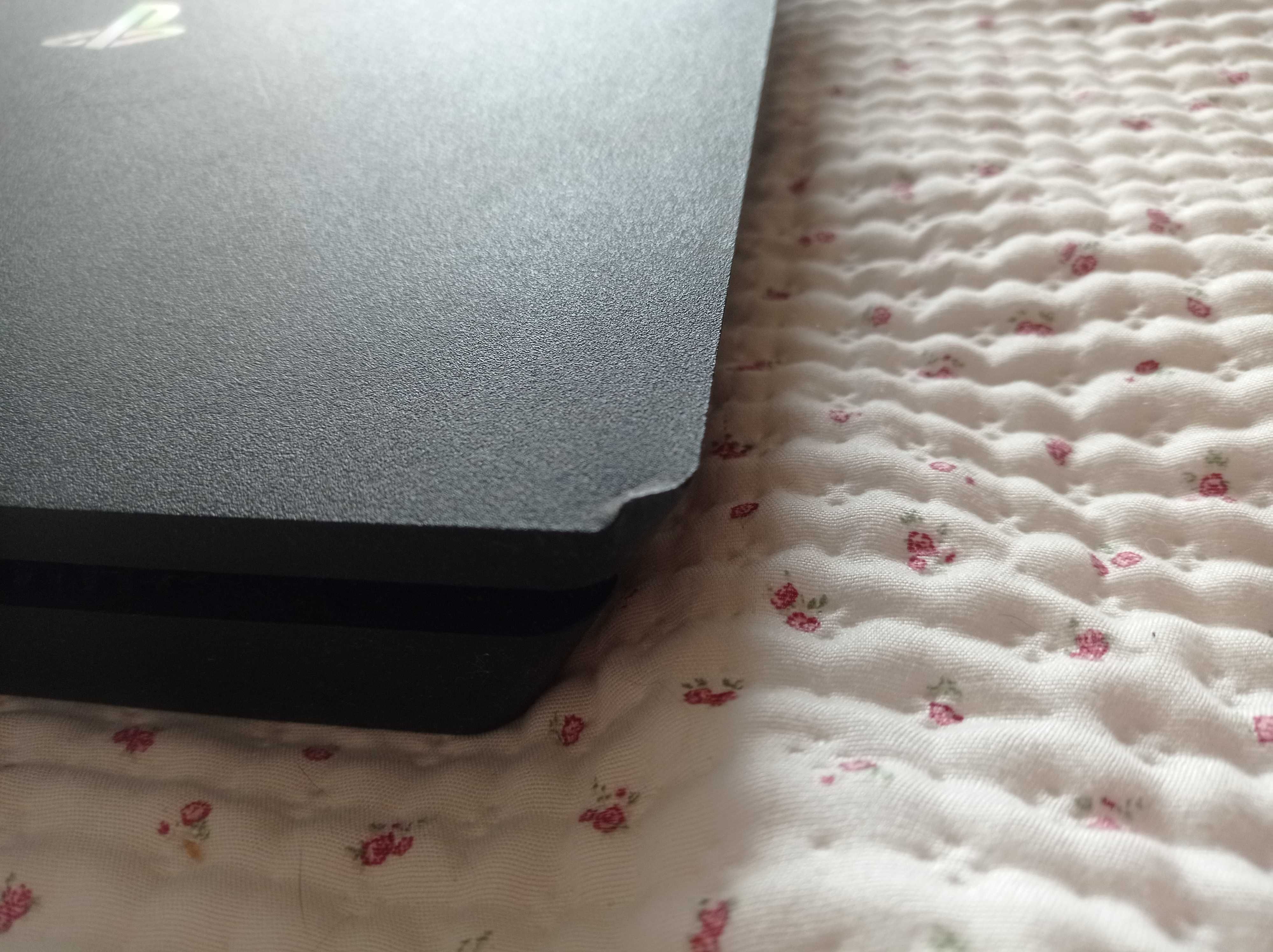 Playstation 4 (Ps4) slim 1TB com 2 comandos e jogos