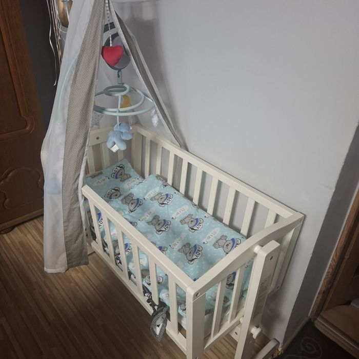 Łóżczko kołyska z baldachimem