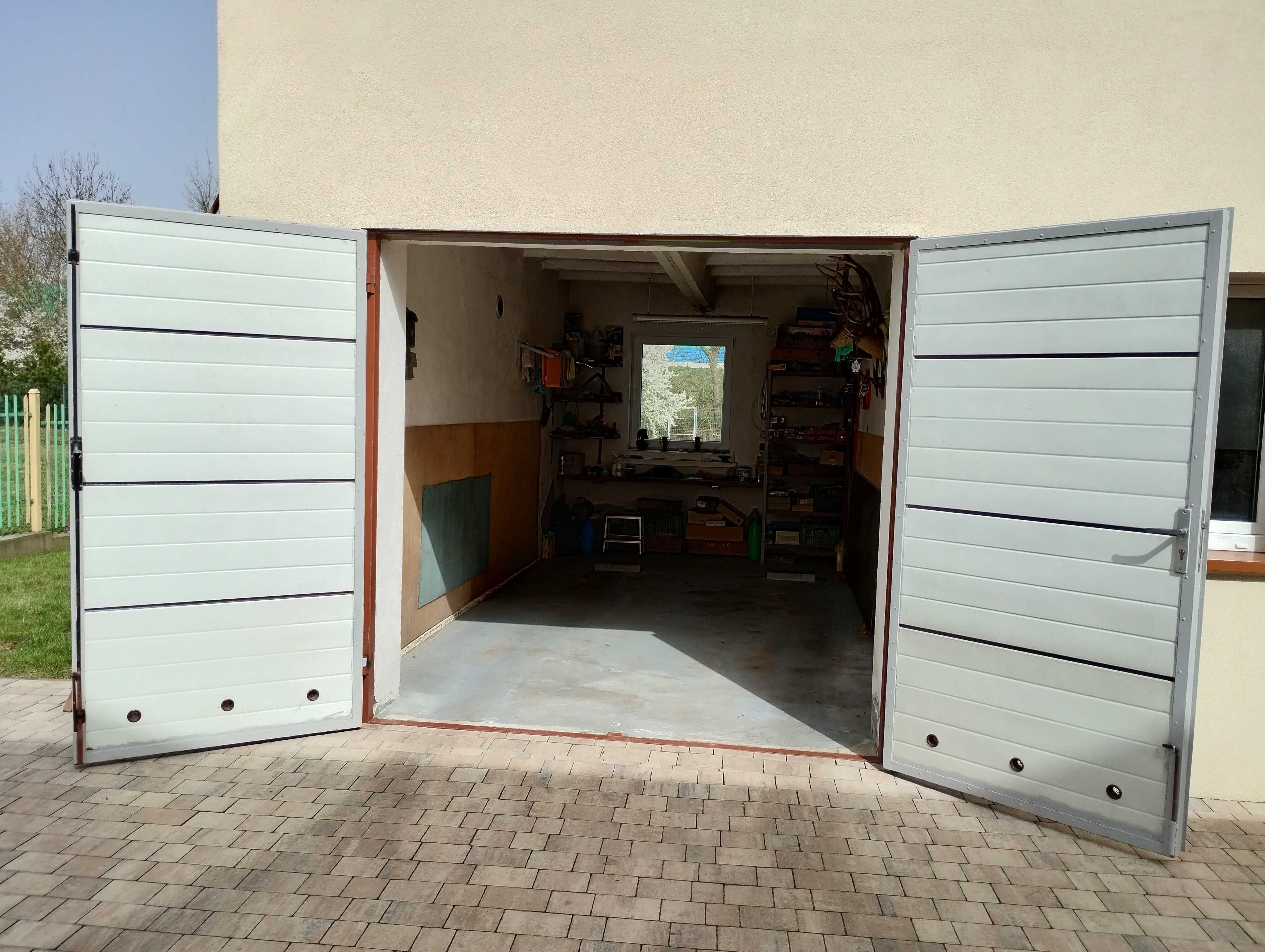 Brama garażowa z paneli segmentowych - światło bramy 230x221