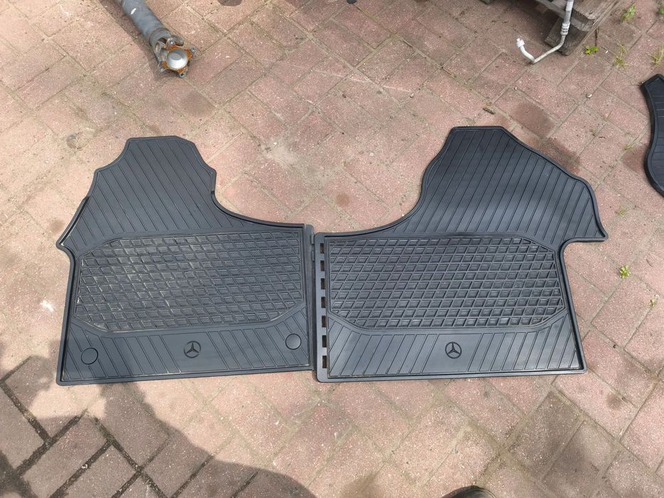 Dywaniki gumowe komplet Mercedes-Benz Sprinter w910 a9106808700 a9106808600
