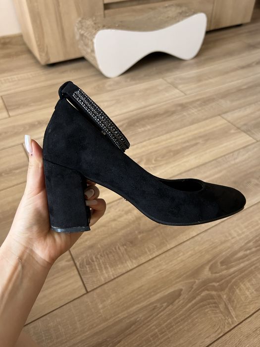 замшеві туфлі на каблуці