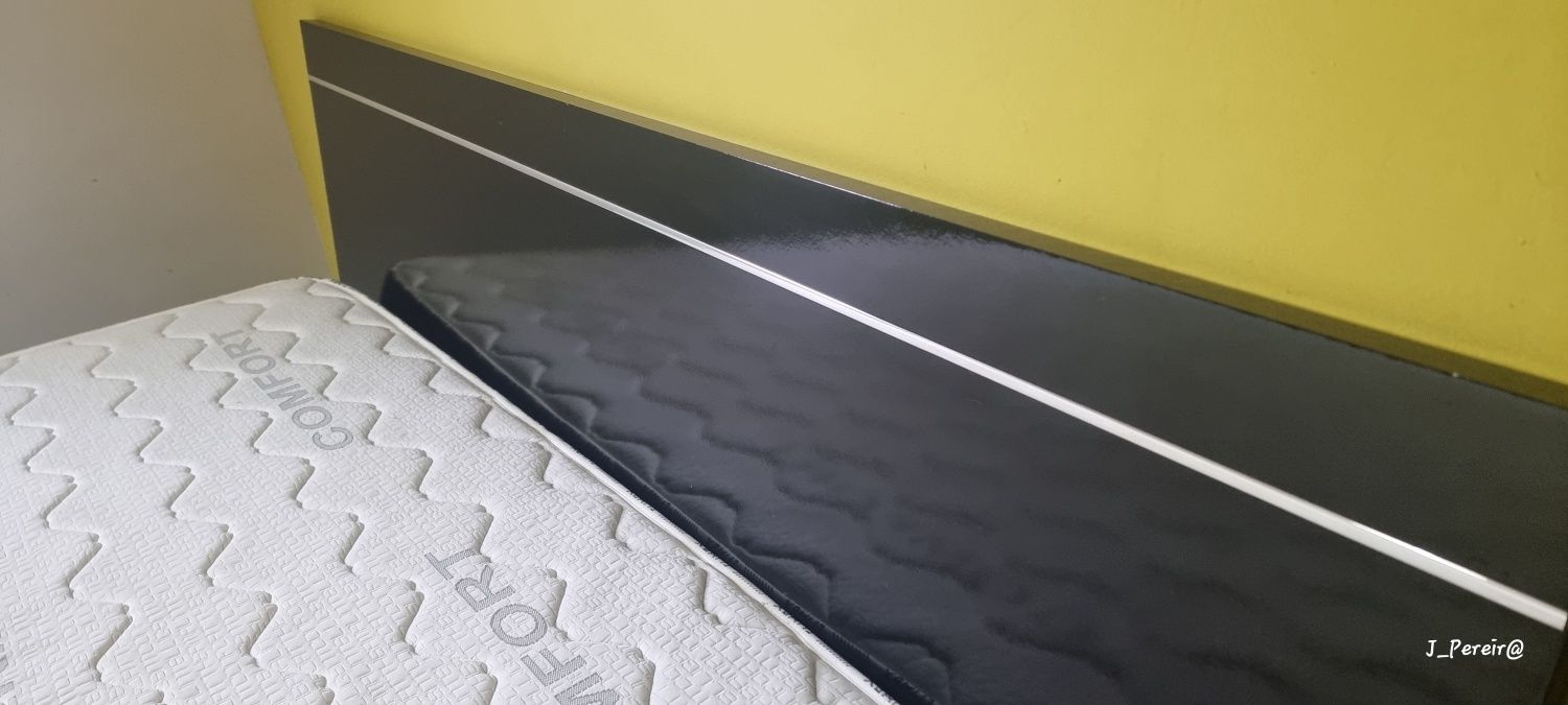 Cama completa com mezinhas de cabeceira
