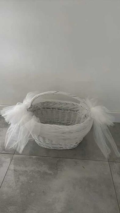 Biały ślubny kosz wiklinowy, ozdobiony tiulem