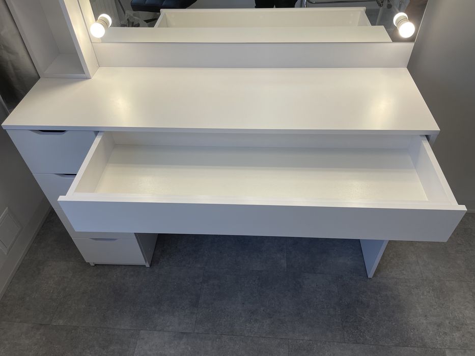 Стол дзеркало для макіяжу візажиста 1.4 метри з полками