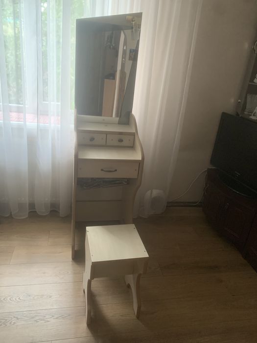 Комод, стіл для макіяжу