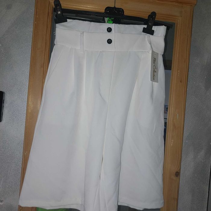 Spodenki białe eleganckie