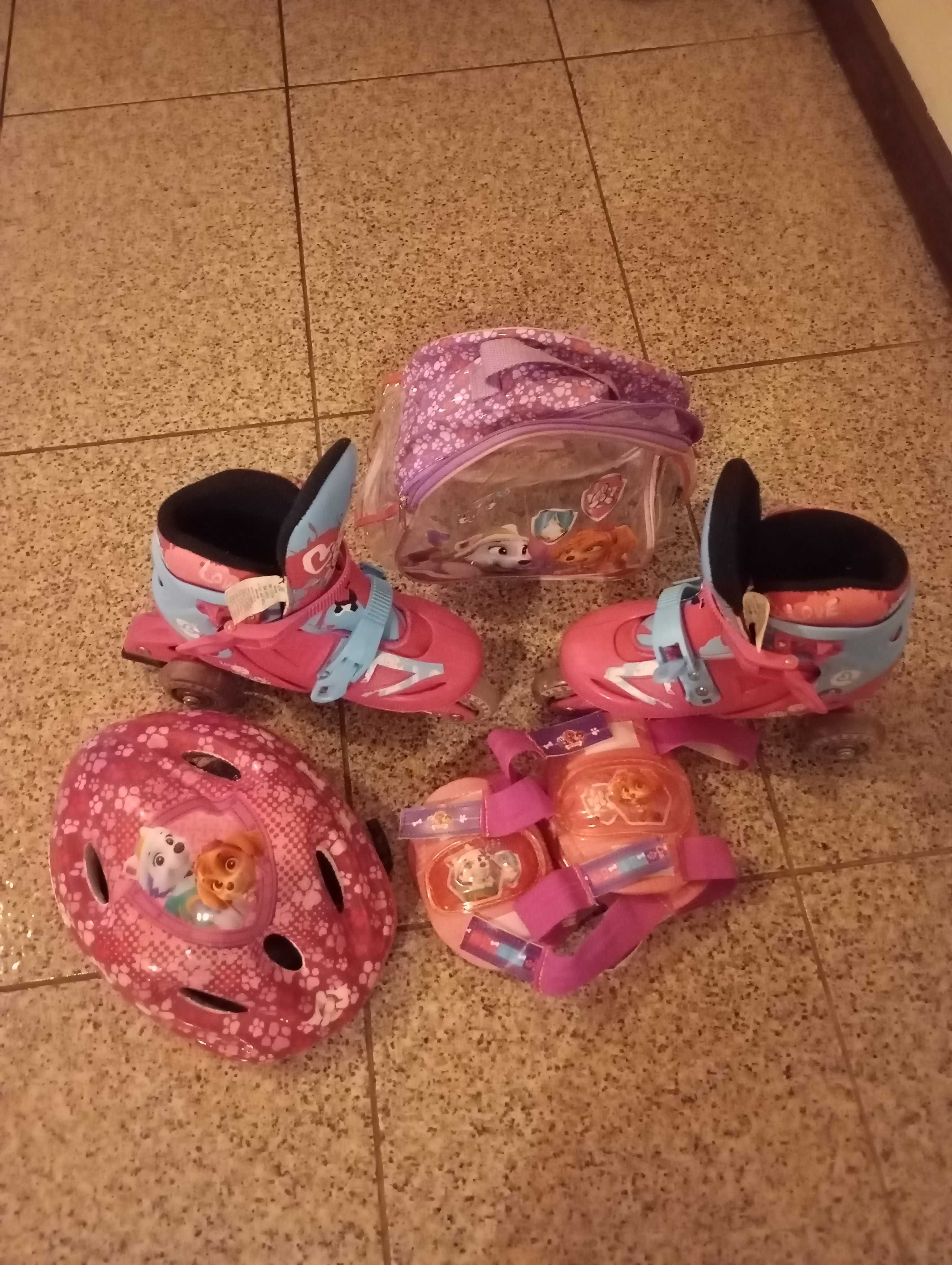Patins em linha + mochila com cotoveleiras, joelheiras e capacete.