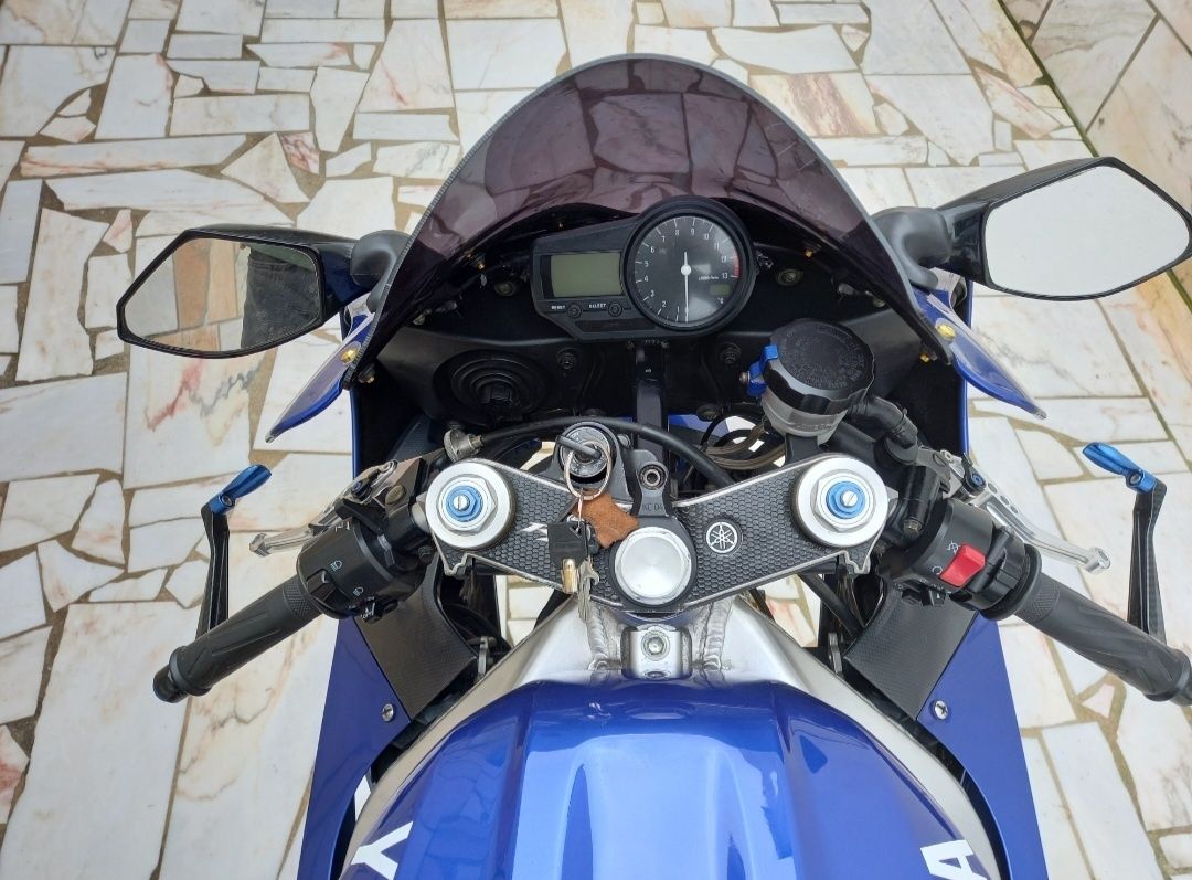 Yamaha r1  rn04 2000