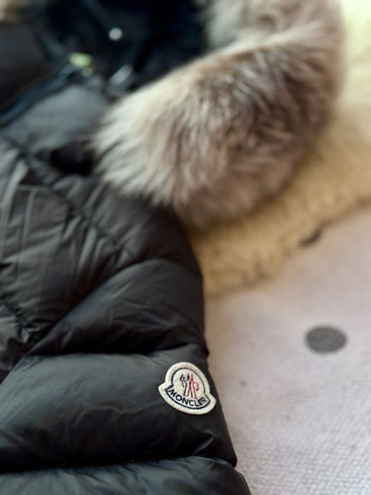 Жіночий чорний довгий пуховик moncler з хутром на капюшоні ,3