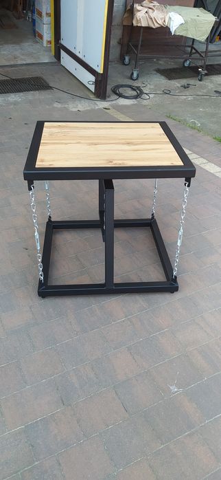 Stolik kawowy łamiący prawa fizyki