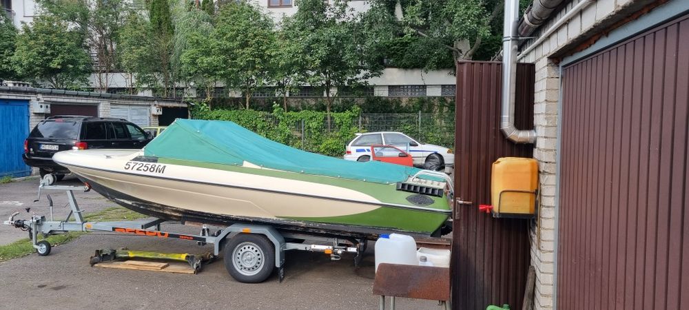 Łódź motorową Glastron