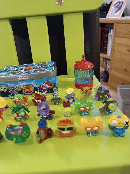 Zestaw zingsow z metalowym pudełkiem.