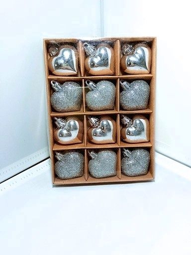 Serduszka plastikowe srebne 4,5cm- 12 sztuk w opakowaniu.