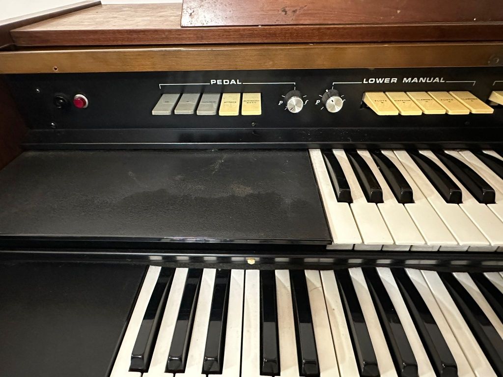 Piano vertical lowrey