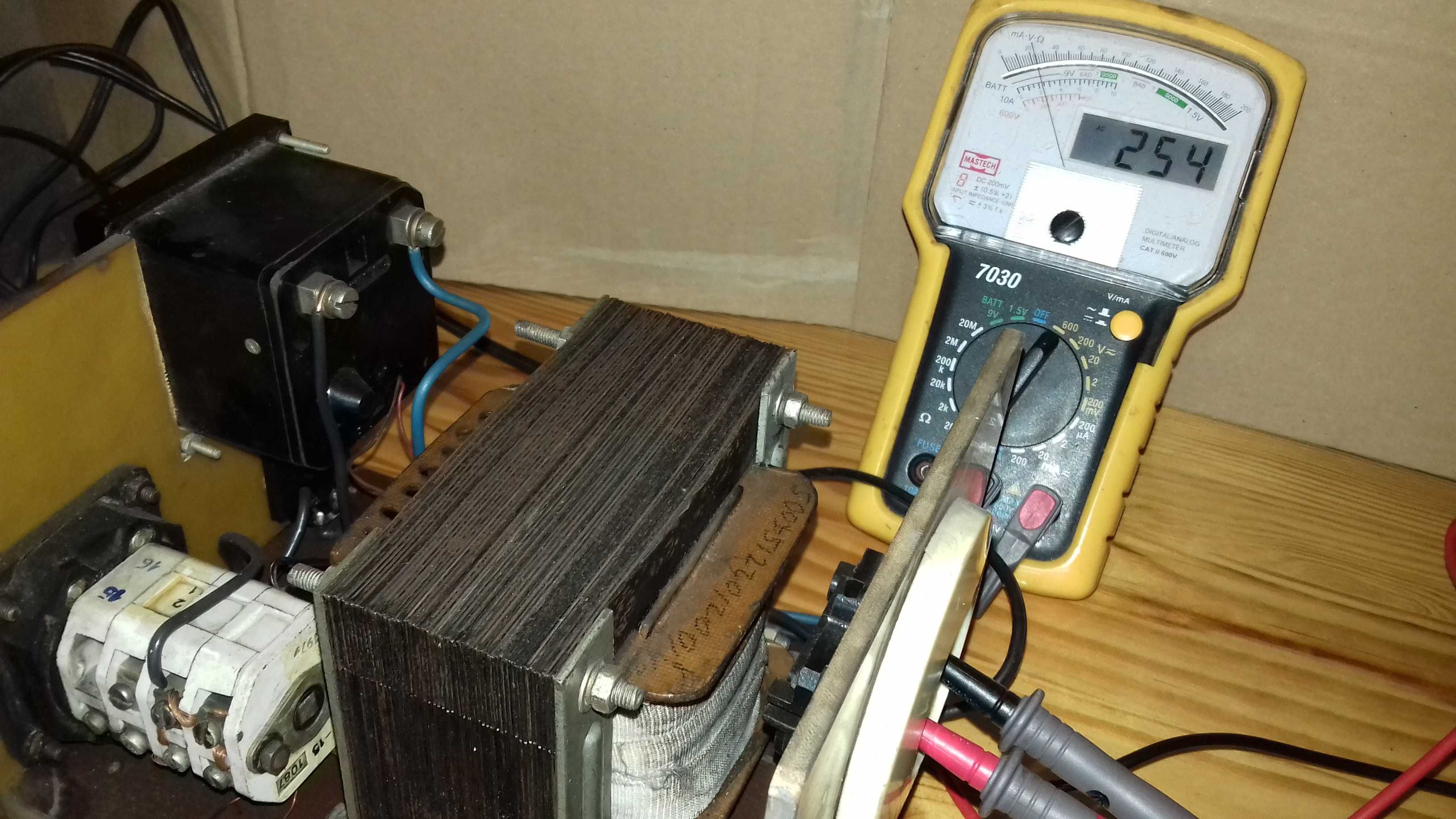 Transformator z regulacją 230V- 300V