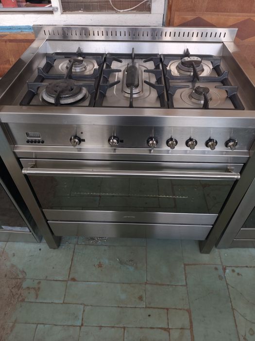 Професійна газова плита smeg на 5 камфорок