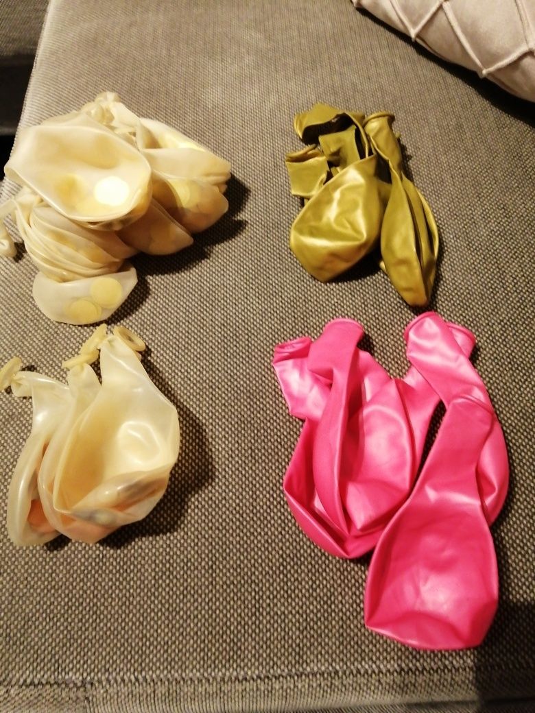 Balões dourados e rosa.