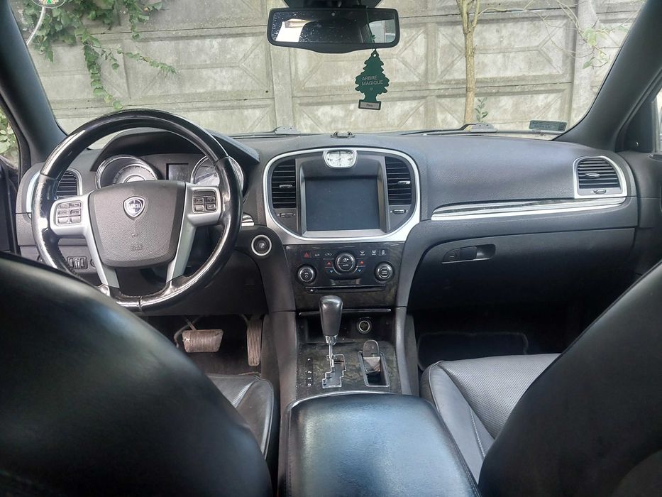 Lancia Thema z uszkodzonym silnikiem