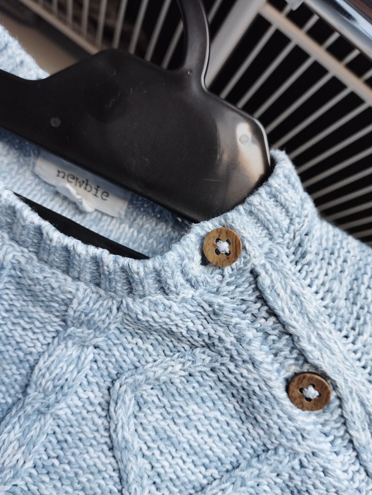 Sweter sweterek niemowlęcy newbie niebieski z guzikami