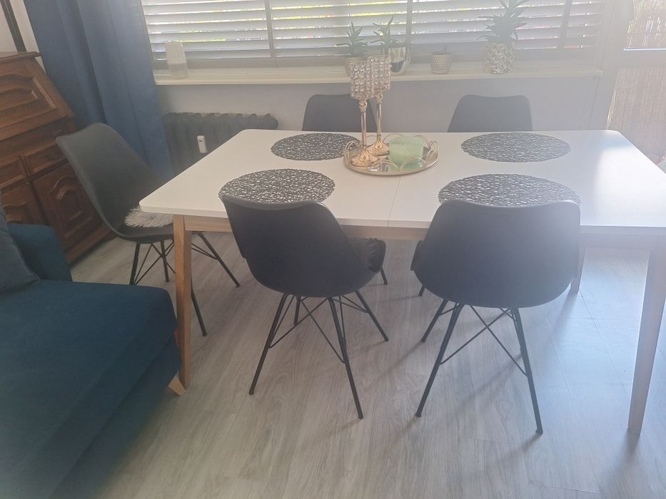 Duży stół do salonu rozkładany