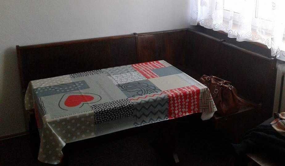 Zestaw mebli PRL stół, ława narożna, komoda, witryna, 4 krzesła