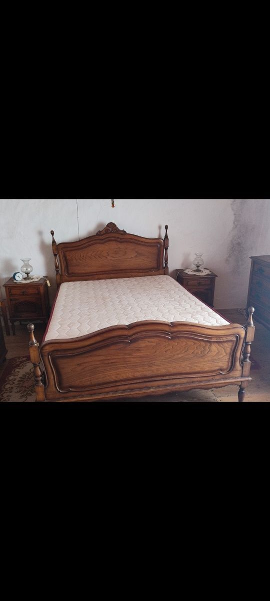 Cama e mesas de cabeceira