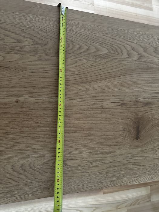 Biurko z rynna na kable i polka