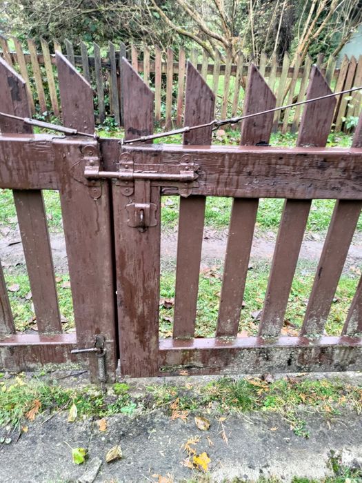 Sprzedam bramę drewnianą.