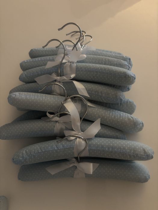 Cabides elegantes de criança