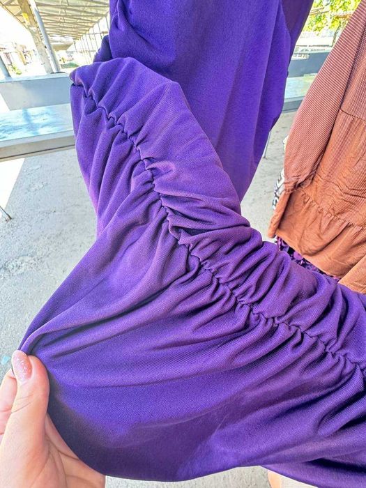 Сукня яка шикарно підкреслює фігуру. З відкритим декольте.