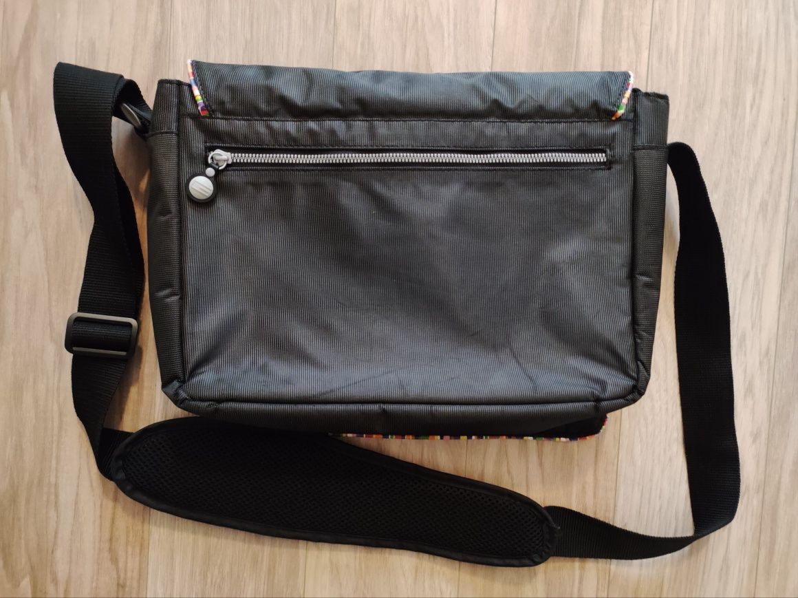 Czarna torba na mały laptop, tablet lub notebook, na ramię