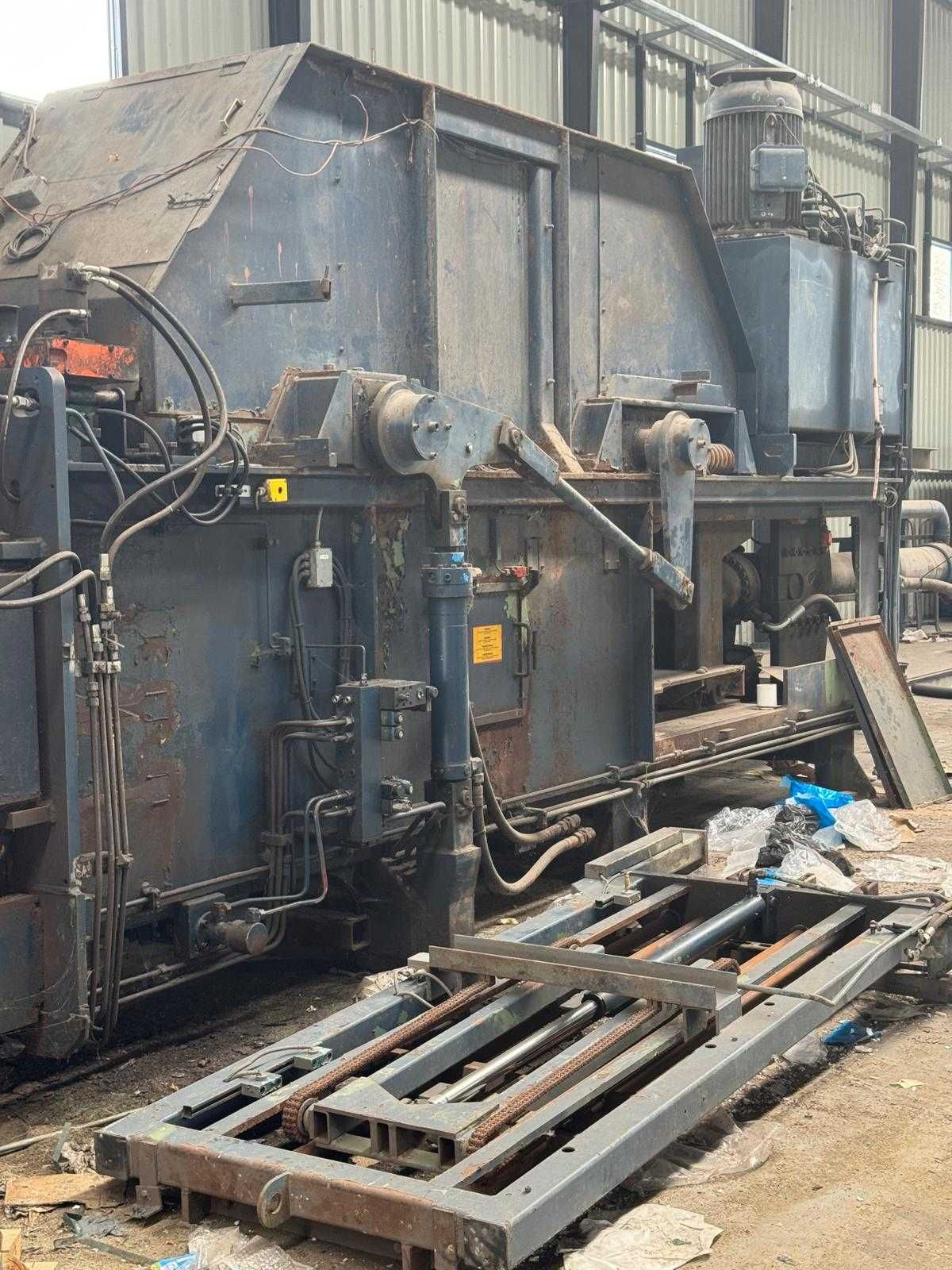 Prasa belująca do surowców i odpadów wraz z taśmociągiem podającym