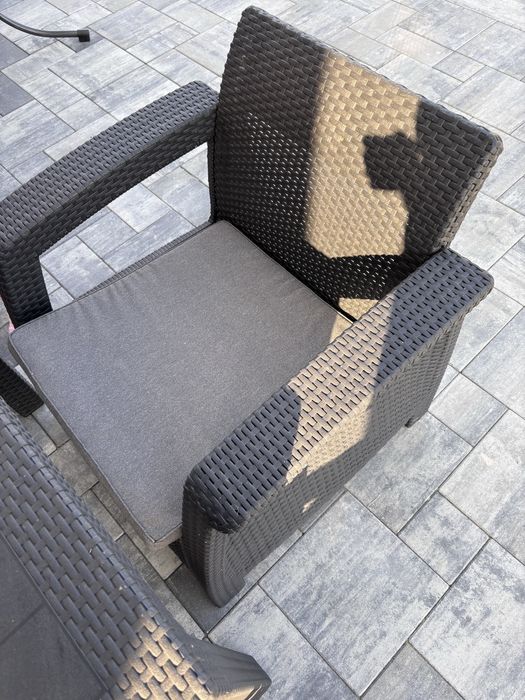 Meble ogrodowe z duzym stołem