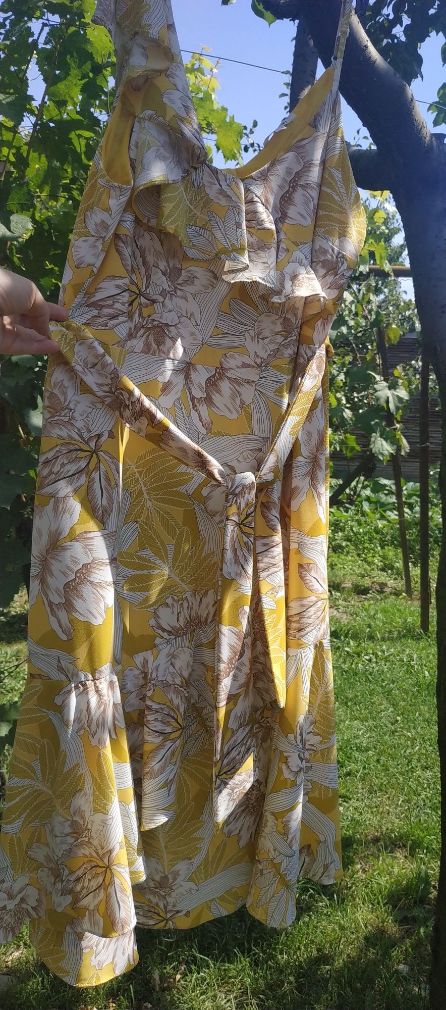 Легка літня квіткова сукня
