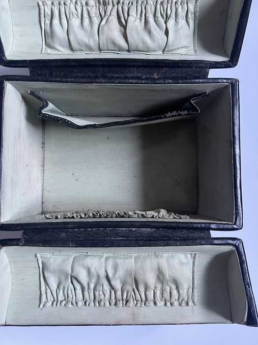 Zabytkowy kuferek skórzany