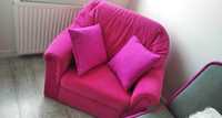 Duży różowy fotel tapicerowany