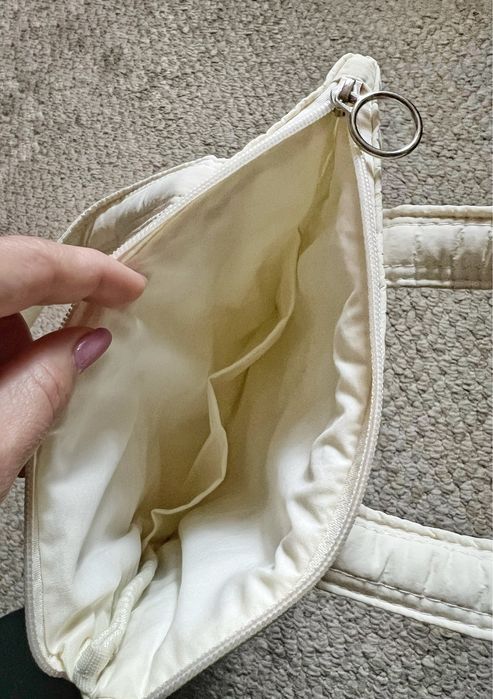 Мʼяка водонепроникна сумка для ноутбука IPad молочного кольору