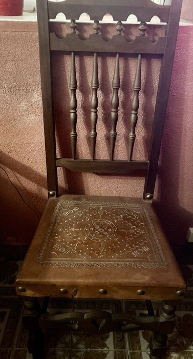 Movies, cadeiras, mesa…