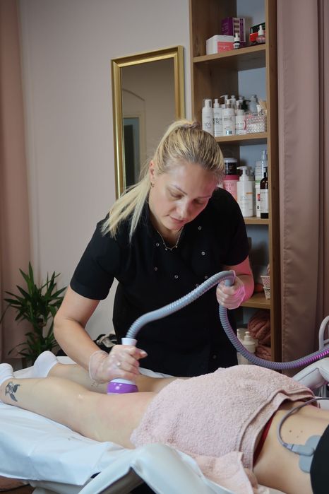 Modelowanie sylwetki i redukcja cellulitu – bez bólu i skalpela