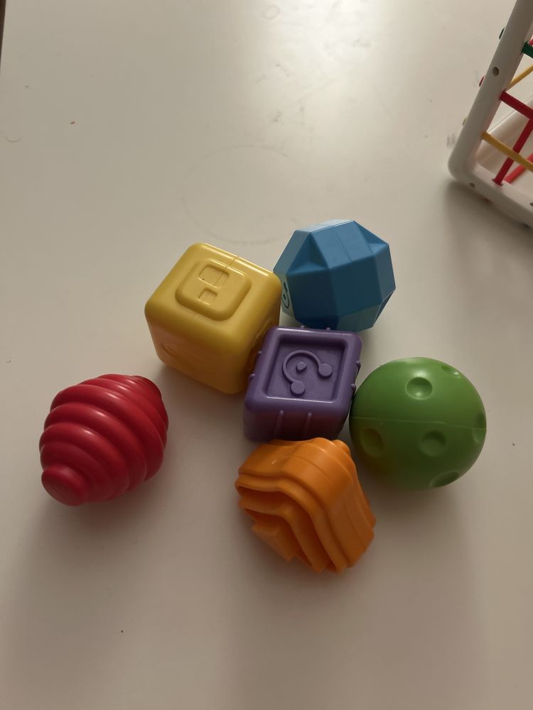 Fat Brain Toys elastyczna kostka sorter