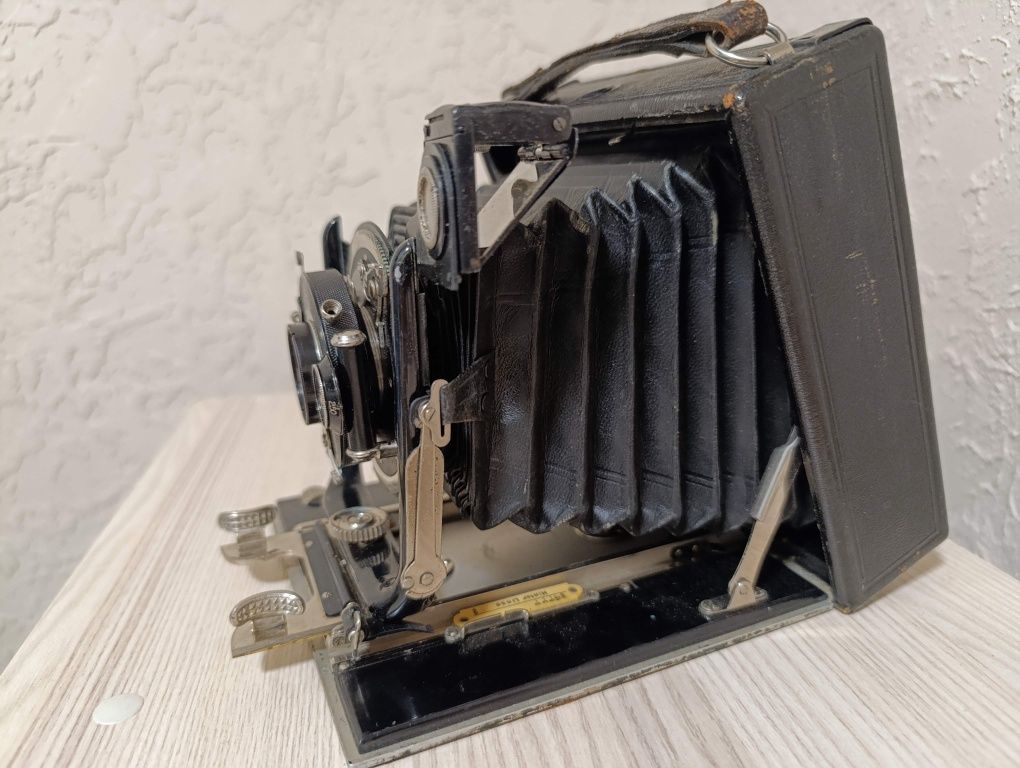 Фотоапарат гармошка обʼєктив Carl Zeiss Jena Tessar.