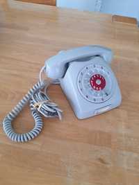 Telefone antigo  cinzento e numeros em vermelho